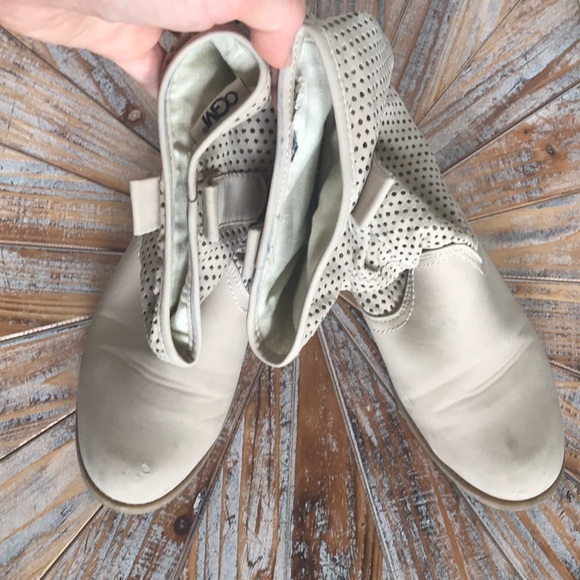 Used CGM Size 10 Cream Laser Cut Detailed Booties - Picture 7 of 8